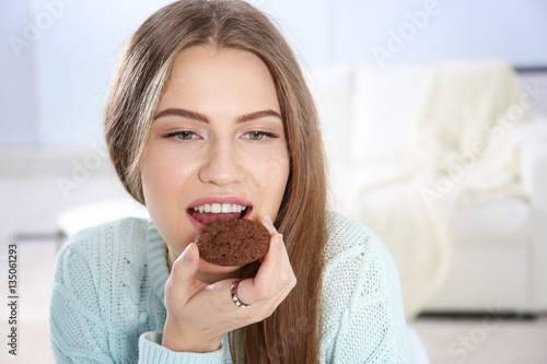 Young woman with cookie, cl...