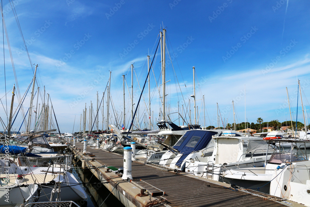 ponton et bateaux - port de Hyères - France