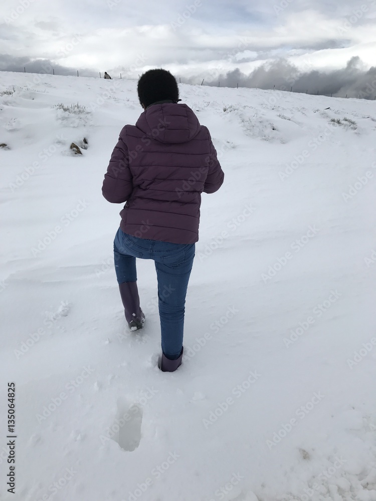 Foto de mujer disfrutando de la nieve en la montaña do Stock