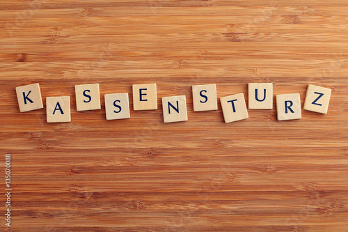 Wort Kassensturz aus Holzbuchstaben 