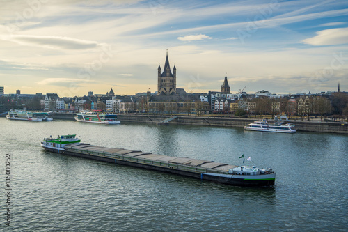 Köln: Altstadt mit Groß Sankt Martin und Rheinschiffen