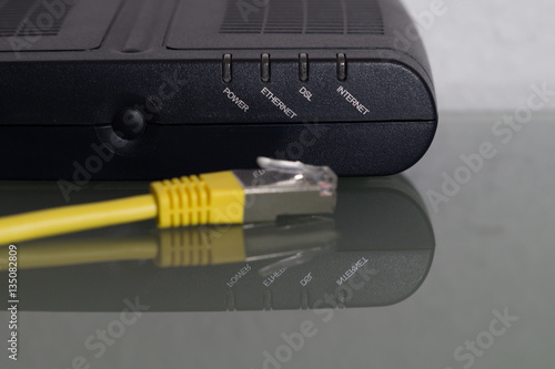 Obraz na płótnie a dsl modem with a yellow networkcable