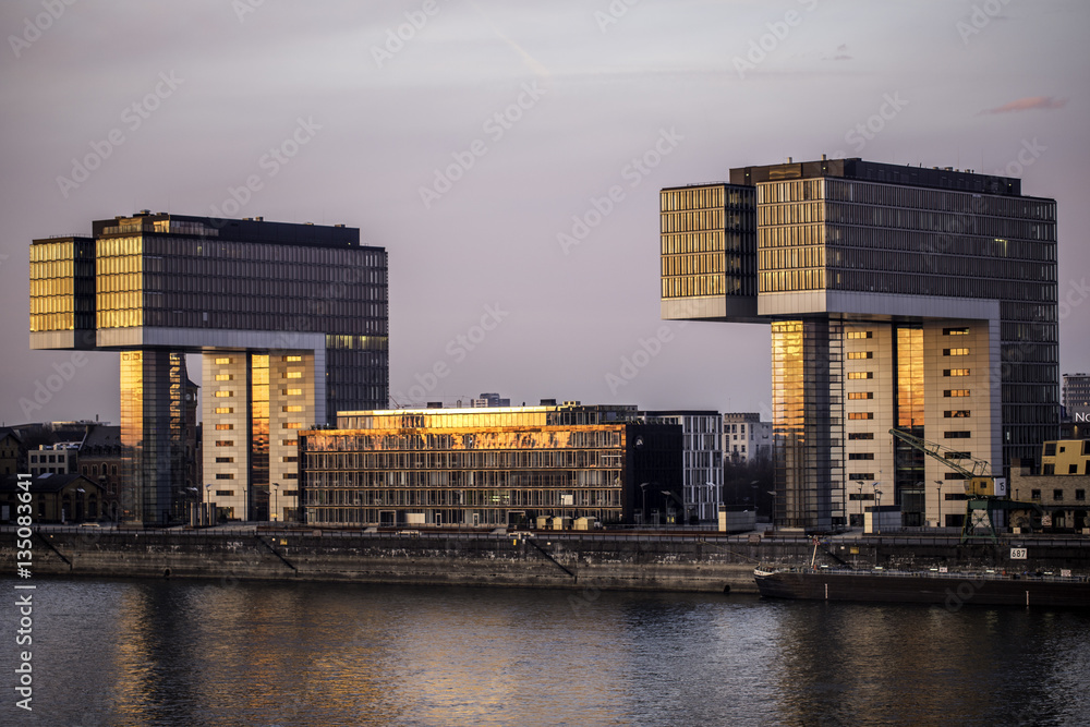 Sonnenüberflutete modern gestaltete Gebäude am Rheinufer in Köln