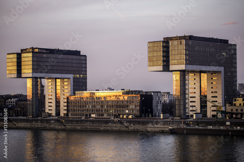 Sonnenüberflutete modern gestaltete Gebäude am Rheinufer in Köln