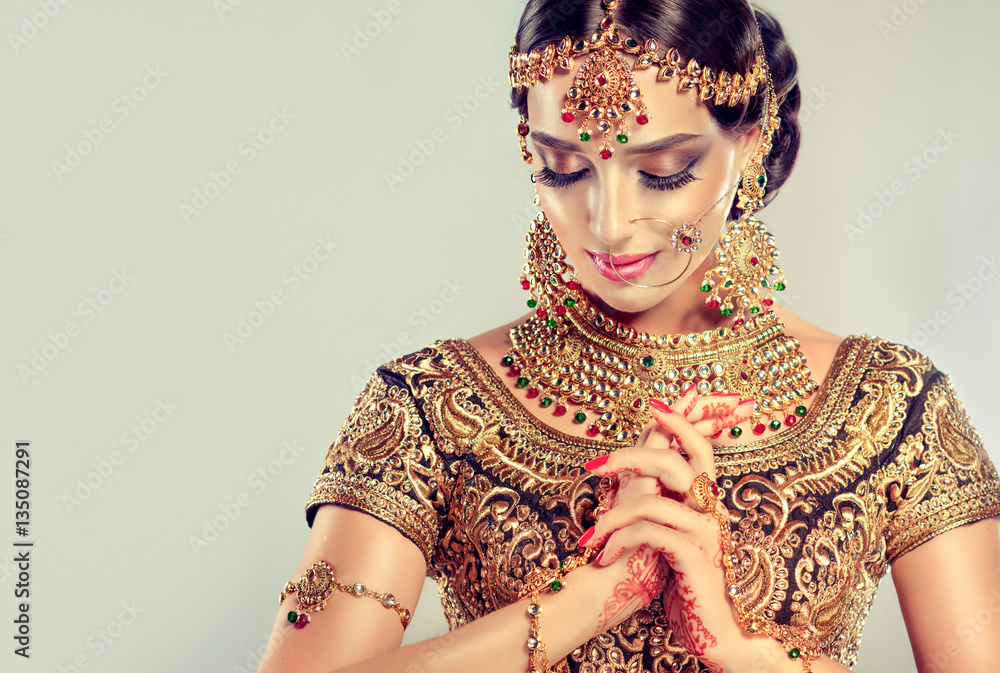 © Sofia Zhuravetc - Portrait of beautiful indian girl. Young hindu woman model with golden kundan jewelry set . Traditional Indian costume lehenga choli .