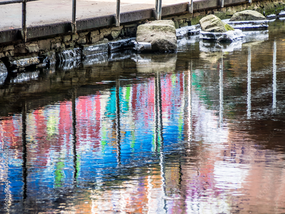 Fototapeta premium Bunte Wasserspiegellung