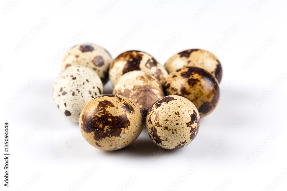 Obraz premium Quail eggs on white