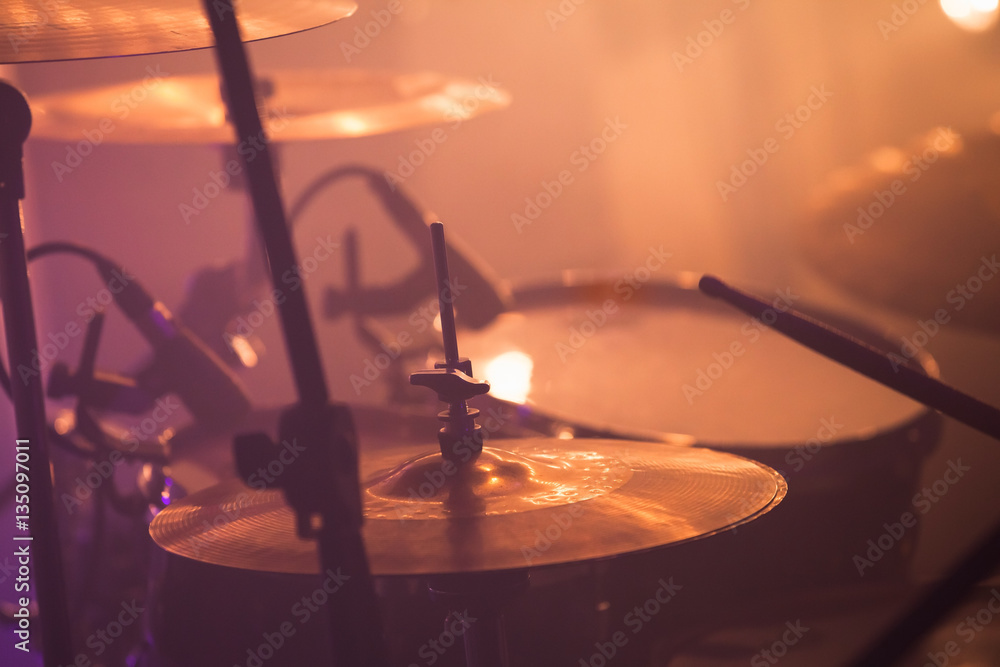 Drummer plays on rock drum set, rock music foto de Stock Adobe Stock