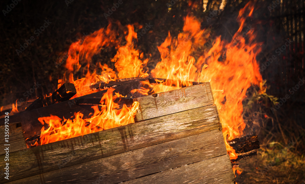 Obraz premium Close-up photo of burning wooden boxes
