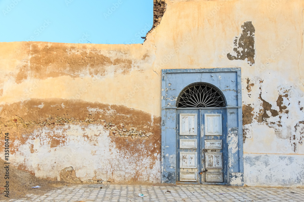 Obraz premium Old obsolete door