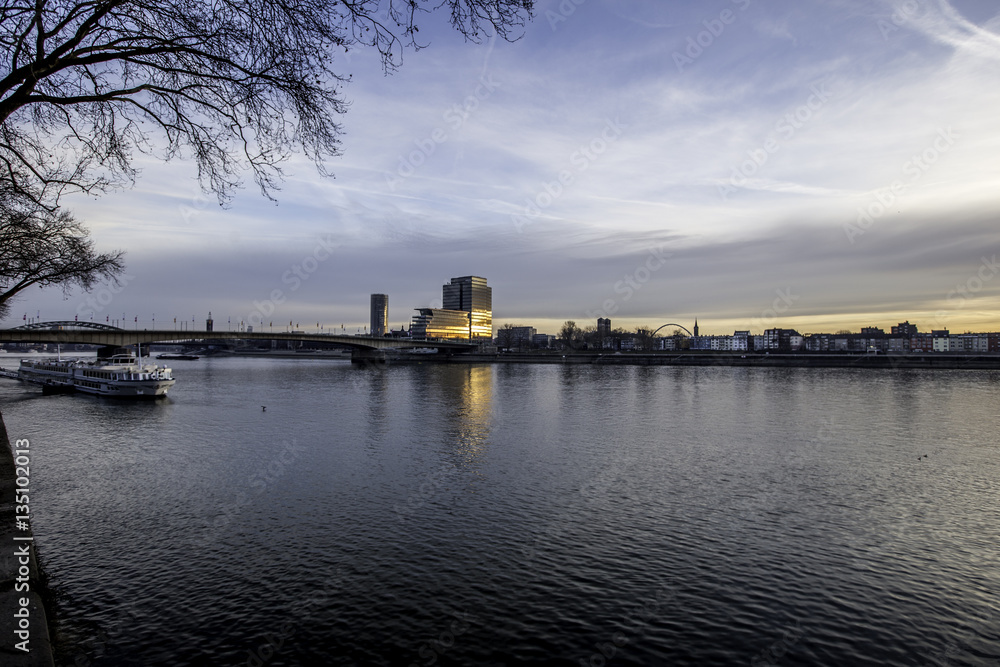 Rheinbrücken bei Köln im Sonnenaufgang