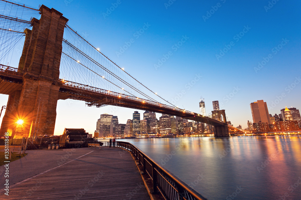 Obraz premium Brooklyn Bridge in New York at evening