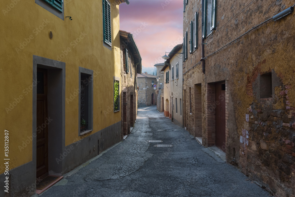 Obraz premium Hidden streets and corners of the arches in Montalcino, Tuscany.