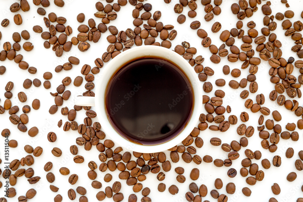 Obraz premium coffee beans on gray with coffe cup table top view