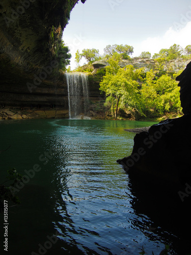 Wodospad w formacji skalnej wapienia w Hamilton Pool Preserve w pobliżu Austin w Teksasie.