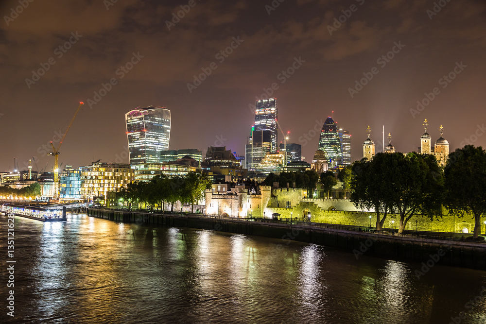 Naklejka premium Cityscape of London at night
