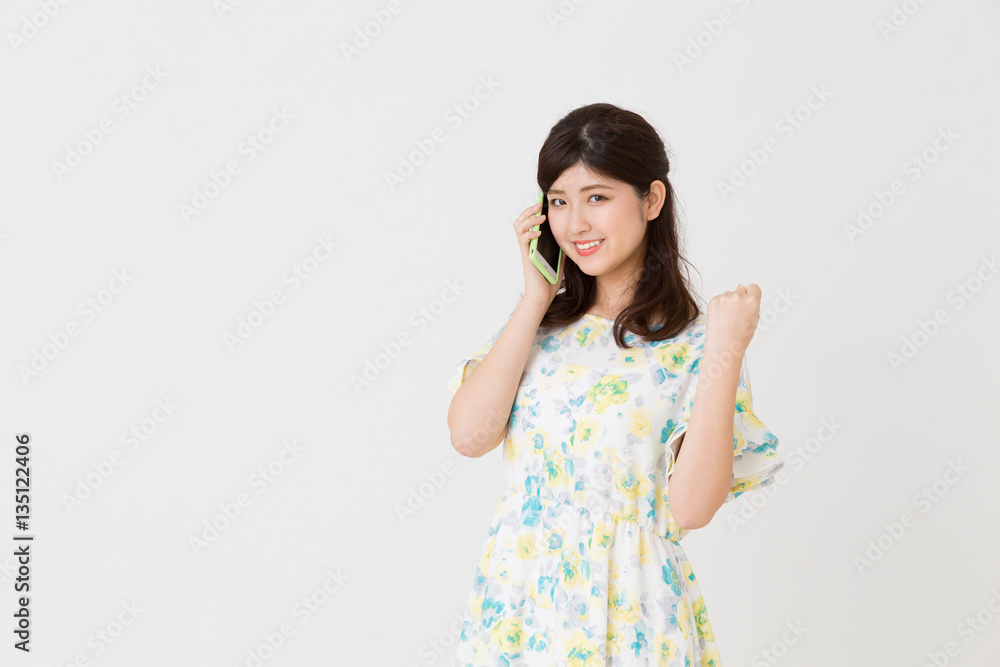 電話をする女性 電話をする女性