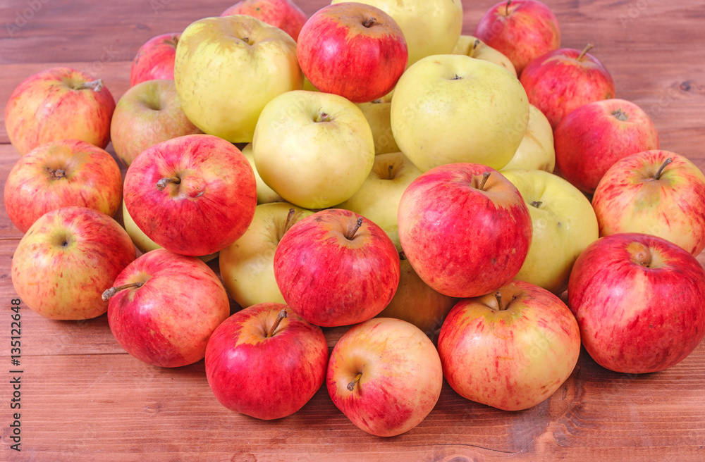 red and green apples on a wooden background red and green apples on a wooden background