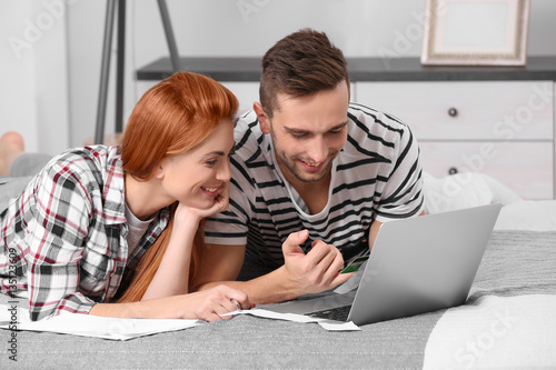 Young couple calculating ta...