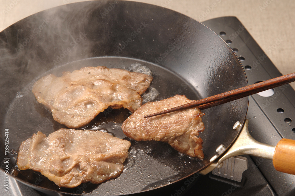 豚肉の生姜焼き調理 豚肉の生姜焼き調理