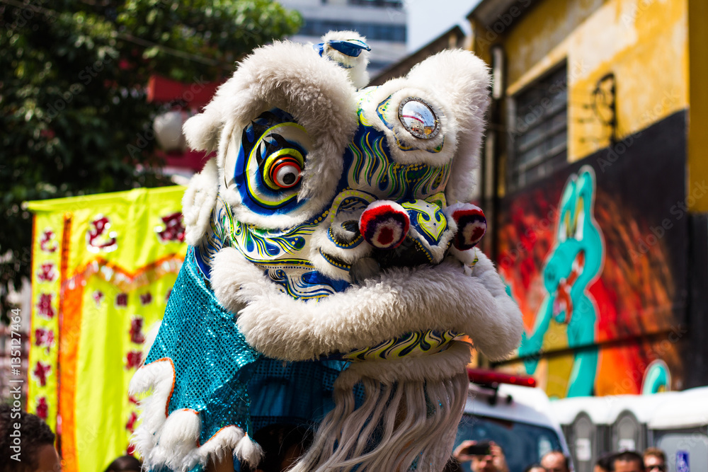 Obraz premium Lion dance w celebracji przybycia chińskiego nowego roku