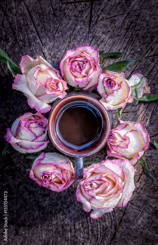 Романтичный декор в кафе. Кофе и сухие розы