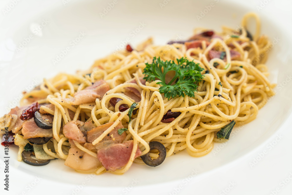 stir-fried spaghetti with bacon and garlic stir-fried spaghetti with bacon and garlic