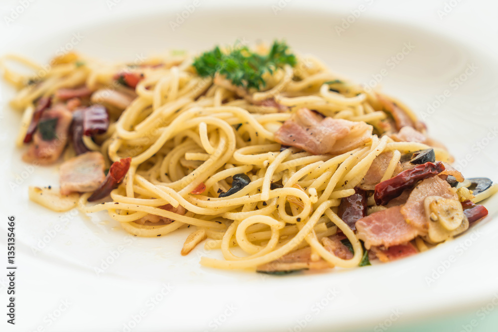 stir-fried spaghetti with bacon and garlic