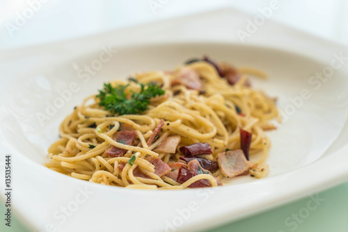 stir-fried spaghetti with bacon and garlic