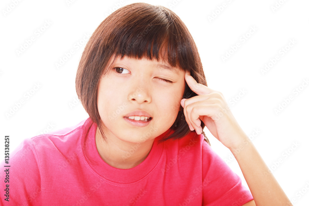頭痛を訴える女の子
