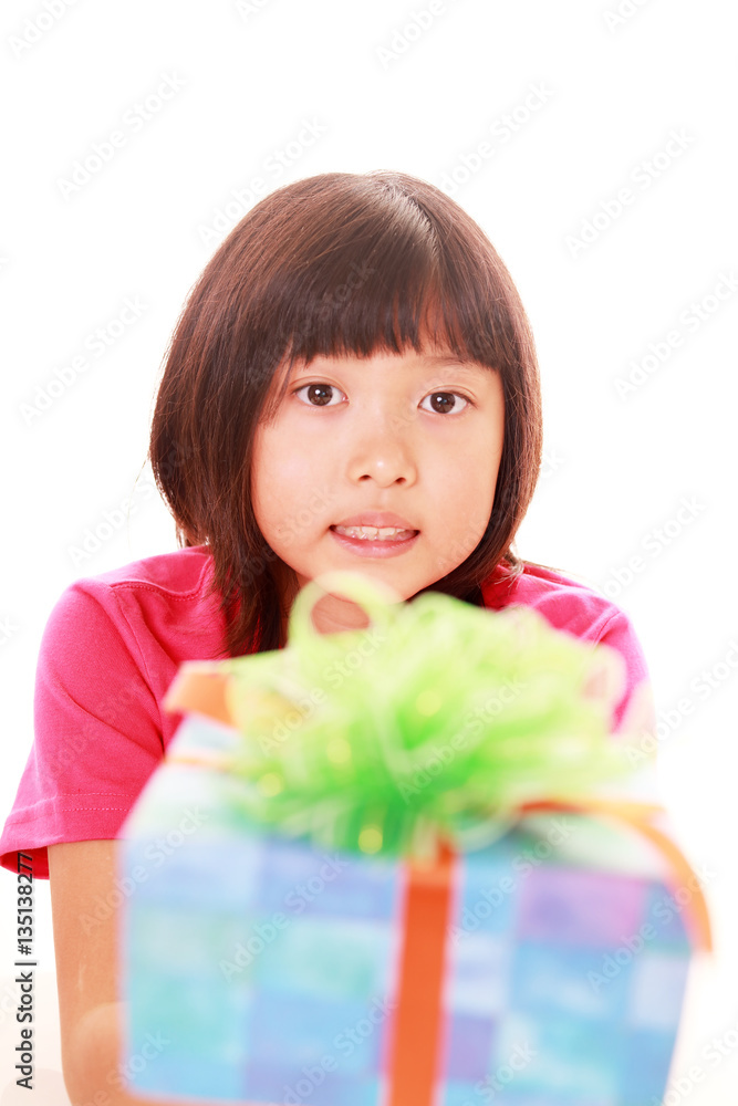 プレゼントを持つ笑顔の女の子
プレゼントを持つ笑顔の女の子