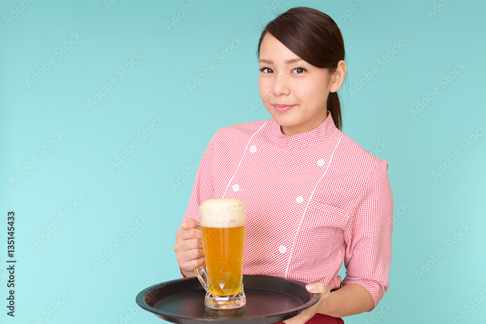 ビールを運ぶウェイトレス ビールを運ぶウェイトレス