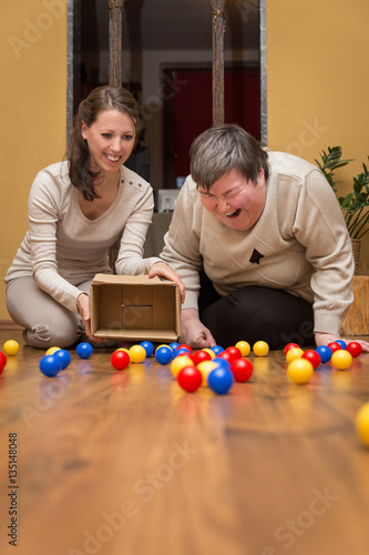 Bälle und Spaß als alternative Therapie für geistig behindert