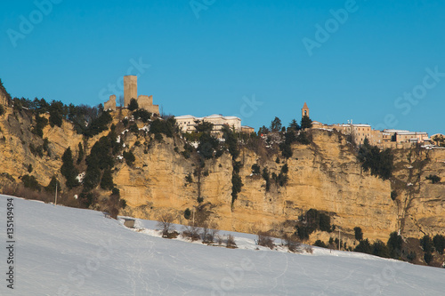 Borgo medievale arroccato su una parete rocciosa 