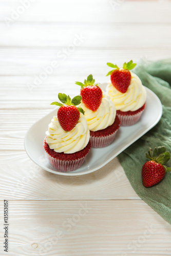 Muffins red velvet with cheese cream and strawberry
