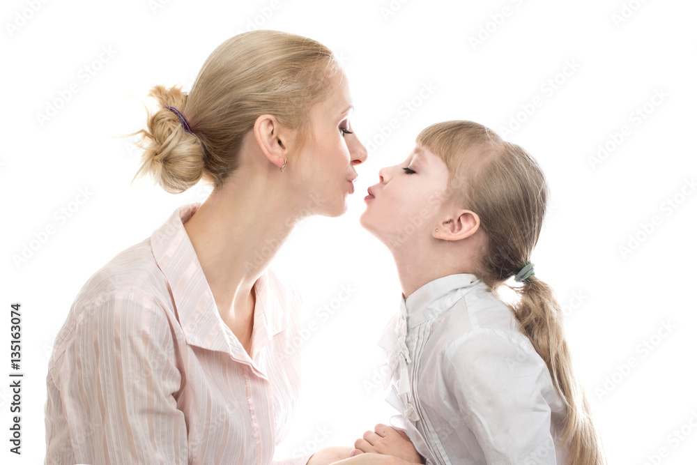 Мама и дочка целуются. Мама целует дочь. Мама с дочкой поцелуй. Профиль мамы. Мама целует дочку в лоб.