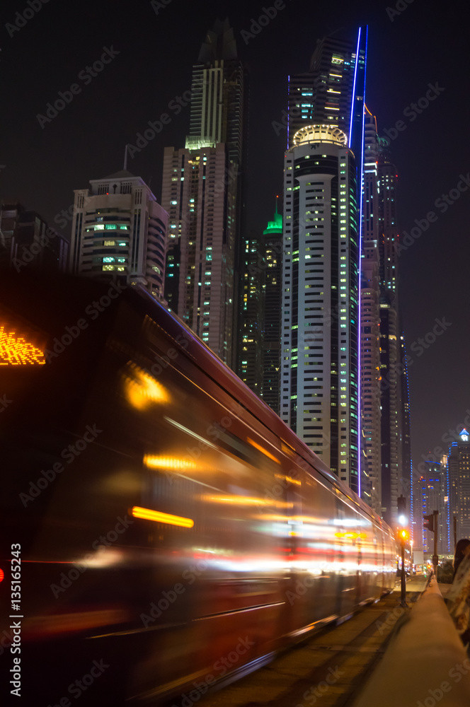 Obraz premium Nachts in Dubai | Zug | Wolkenkratzer