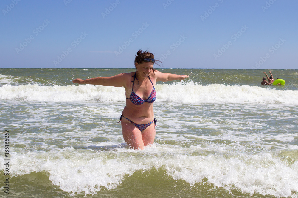 Naklejka premium woman with outstretched arms the sea