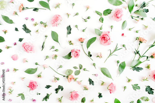 Fotografia Floral pattern made of pink and beige roses, green leaves, branches on white background