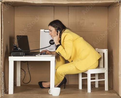 Fotografi business woman gives advice over the telephone