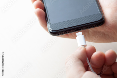 Wallpaper Mural スマホ　充電 Torontodigital.ca