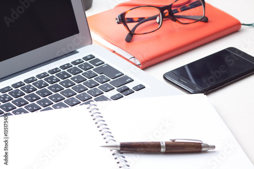 Wallpaper Mural スマートフォンでSNS Torontodigital.ca