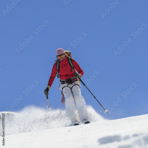 Skifahrerin im Pulverschnee