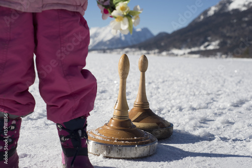 Zwei Eisstöcke vor winterlicher Gebirgslandschaft auf See
