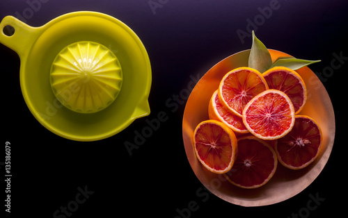 Fotografie red sicilian oranges and squeezer