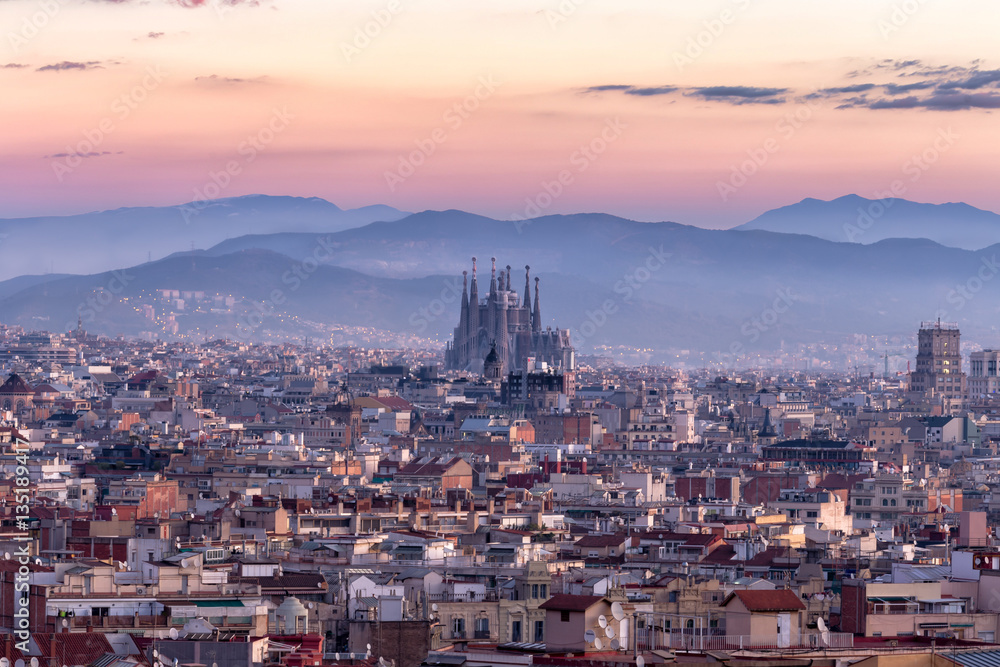Naklejka premium Sagrada Familia i widok na panoramę miasta Barcelona, Hiszpania