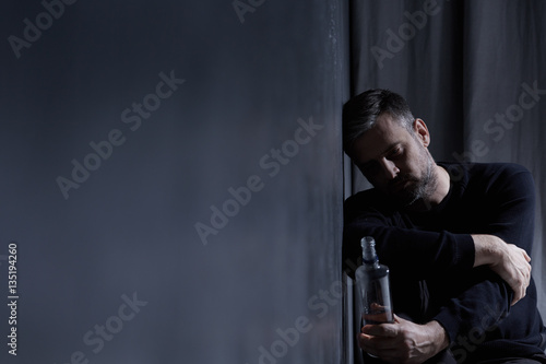 Canvas Print Man holding bottle of alcohol