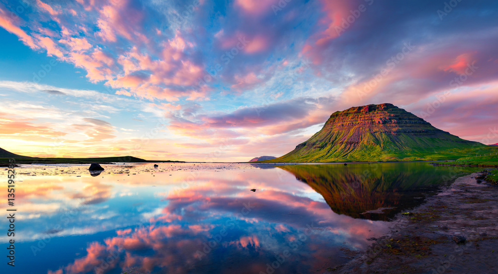 Colorful summer sunset with Kirkjufell Mountain in Grundarfjordu - obrazy, fototapety, plakaty 