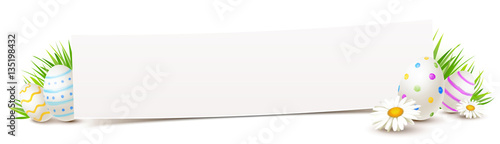 Banner und bunt bemalte Ostereier, Margeriten Blumen und Gras