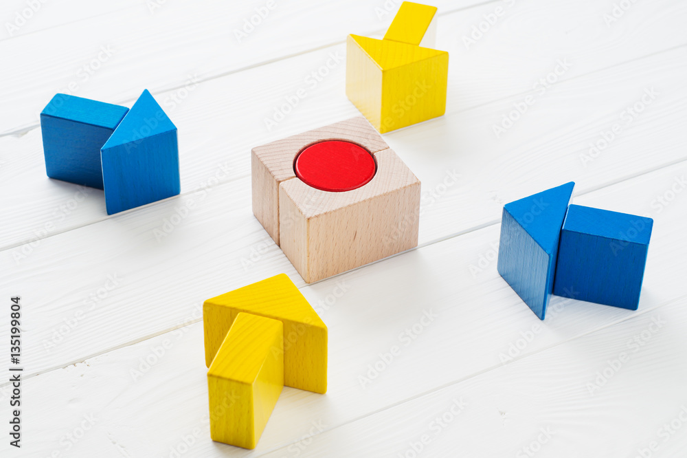 Obraz premium Four wooden arrows converge towards the center target. Arrows pointing to the object. The concept of the goal, the implementation of the planned success. Symbol of goal and objective.